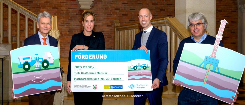 Mona Neubaur mit der Förderung für die Tiefe Geothermie in Münster in der Hand.