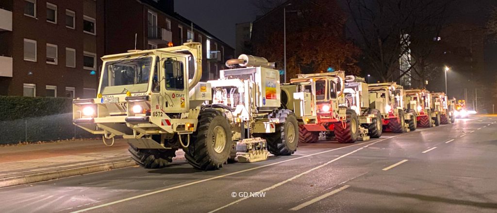 Kolonne von Vibro-Trucks nachts in Münster.