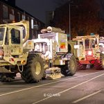 Kolonne von Vibro-Trucks nachts in Münster.