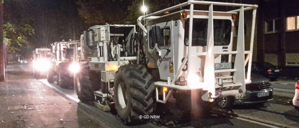 Vibro Trucks in der Nacht.