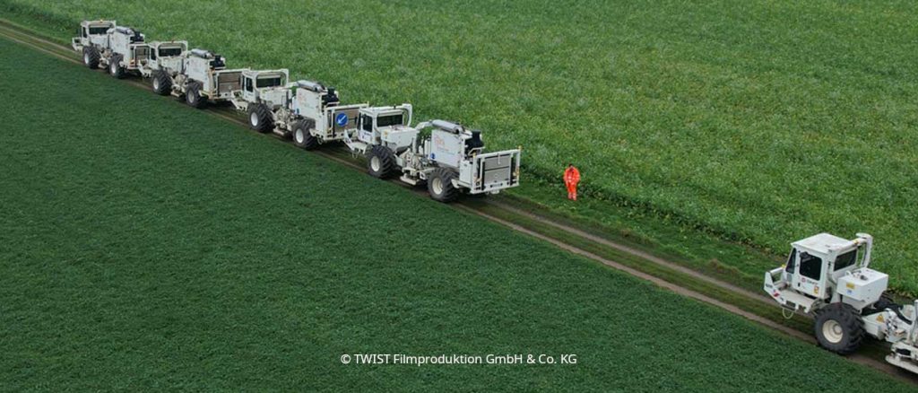 Titelbild der Seismik. Vibro Trucks auf der Messstrecke.