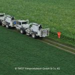 Titelbild der Seismik. Vibro Trucks auf der Messstrecke.