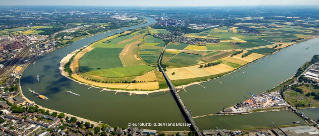 Das Luftbild zeigt die Rheinschleife bei Düsseldorf und Krefeld