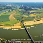 Das Luftbild zeigt die Rheinschleife bei Düsseldorf und Krefeld