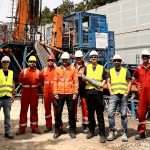 Bohr-Team vor dem Bohrturm bei der Forschungsbohrung Krefeld des GD NRW