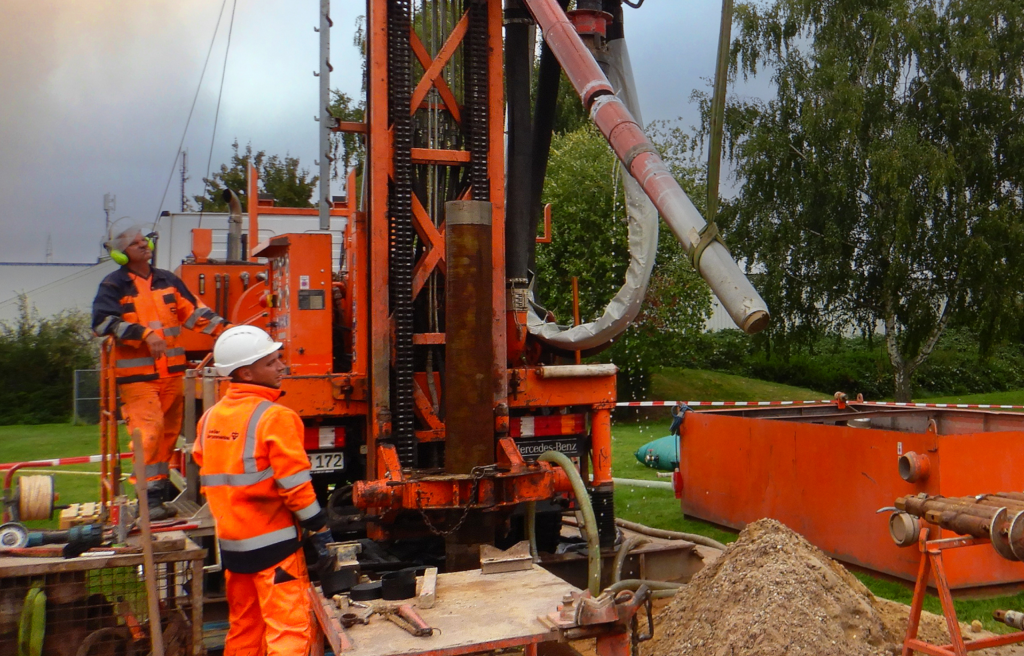 Menschen vor einer Bohrung