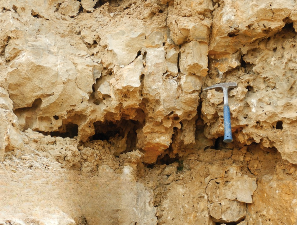 Kalksteine mit Hammer
