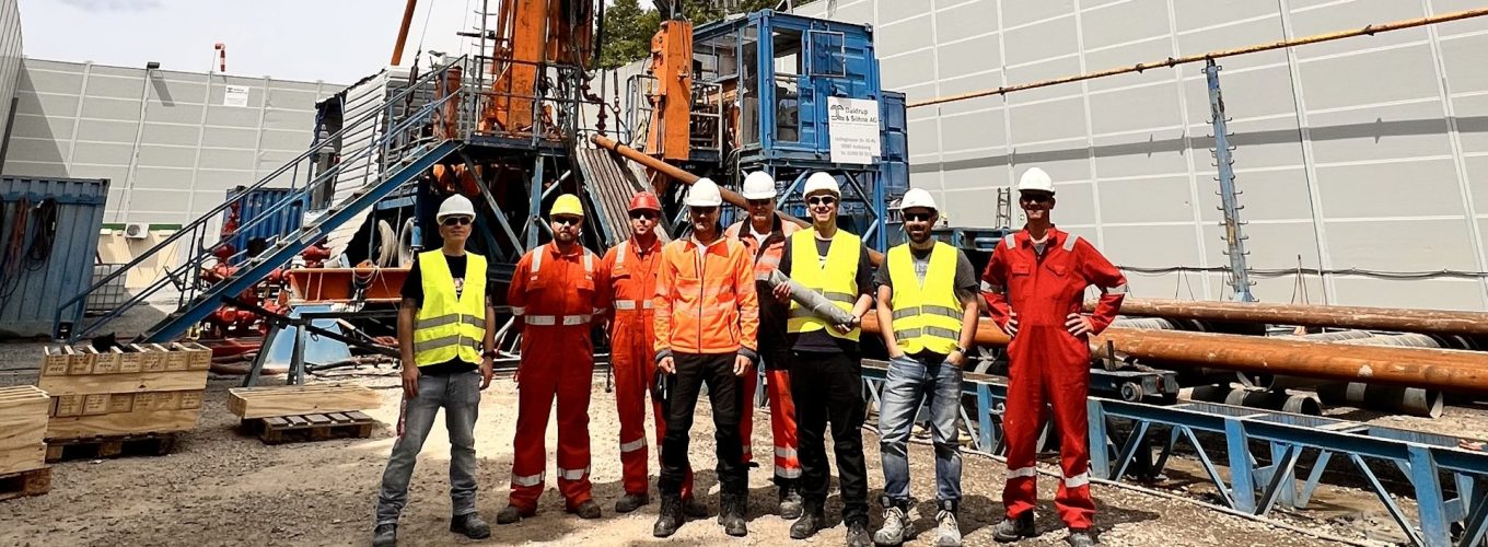 Bohr-Team vor dem Bohrturm bei der Forschungsbohrung Krefeld des GD NRW