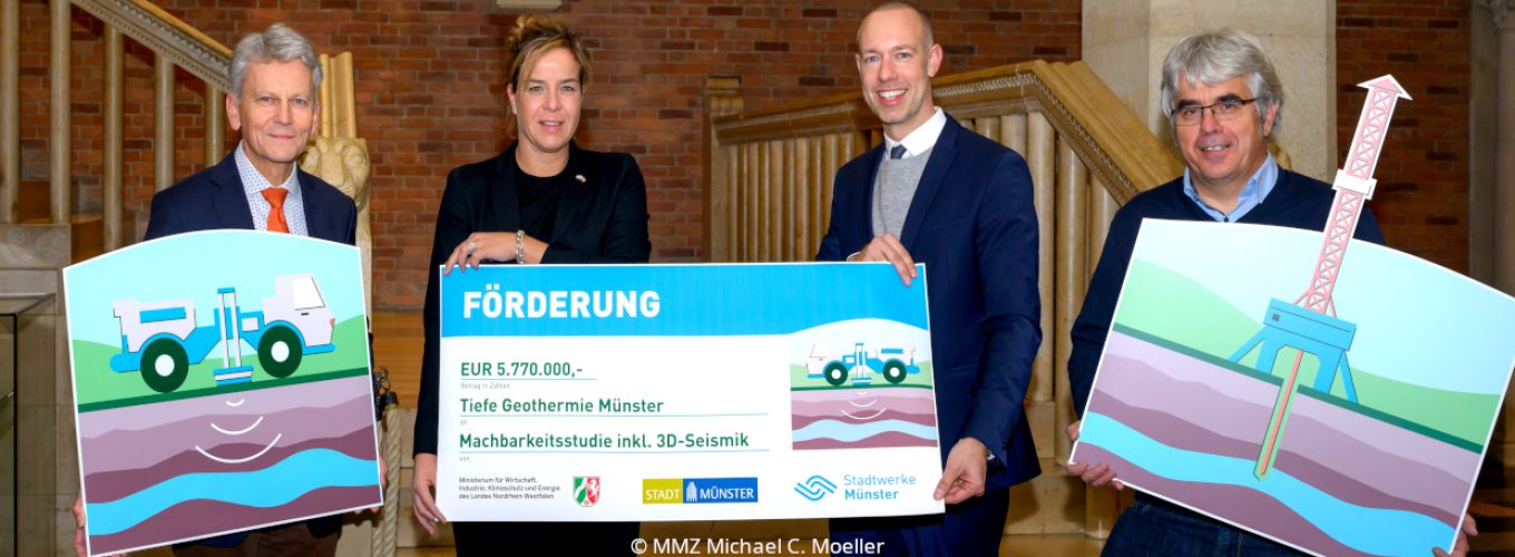 Mona Neubaur mit der Förderung für die Tiefe Geothermie in Münster in der Hand.