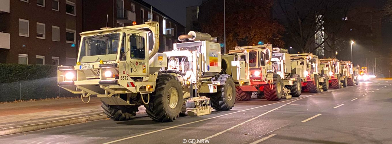 Kolonne von Vibro-Trucks nachts in Münster.