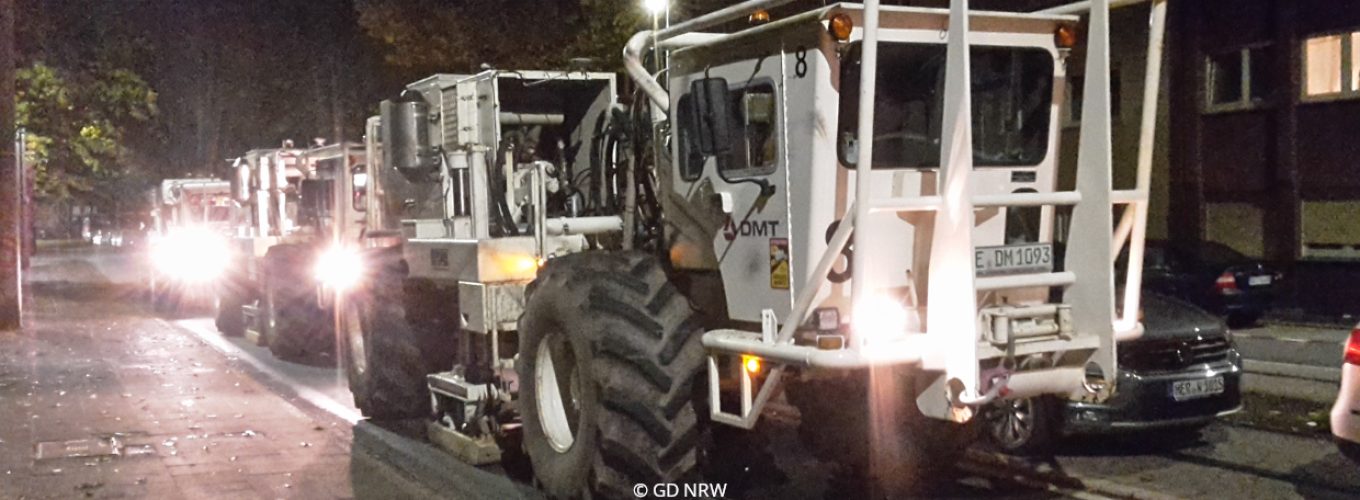 Vibro Trucks in der Nacht.