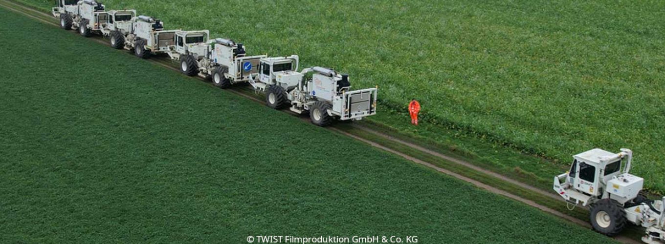 Titelbild der Seismik. Vibro Trucks auf der Messstrecke.