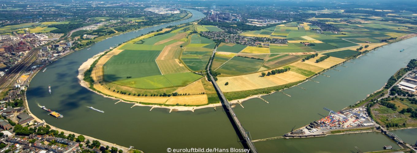 Das Luftbild zeigt die Rheinschleife bei Düsseldorf und Krefeld